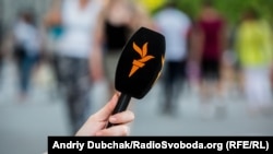 «Ми обурені затриманням наших журналістів і вимагаємо дотримання владою визнаного в усьому світі права журналістів на виконання своєї професійної діяльності», – йдеться в заяві Дейзі Сінделар