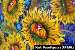 Петриківський розпис зблизька