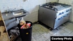 Bucătăriile arată condițiile jalnice în care trăiesc solicitanții de azil din Timișoara.