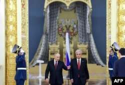 Președintele Rusiei, Vladimir Putin, și președintele Kazahstanului, Qasym-Jomart Tokayev, intră în sala în care vor avea loc discuțiile de la Kremlin, Moscova, pe 12 noiembrie 2025