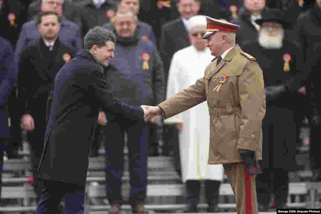 Președintele României, Nicușor Dan, comandant suprem al Forțelor Armate ale României, dă mâna cu șeful Statului Major al Apărării, șeful militar al Armatei, generalul Gheorghiță Vlad.