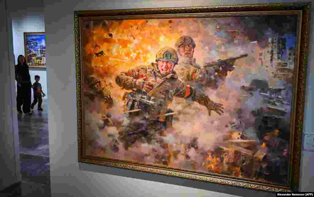 Картина «Боевой товарищ».На фоне растущего количества доказательств Москва в апреле признала, что северокорейские солдаты воевали в Курской области России, отражая украинское вторжение на эту территорию