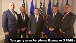 Пресцентърът на прокуратурата публикува снимка от официалното посещение на Цацаров и Гешев в САЩ в края на визитата им