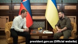 Президент України Володимир Зеленський (ліворуч) і прем'єр-міністр Словацької Республіки Едуард Геґер під час зустрічі в Києві, 8 квітня 2022