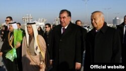 Президент Узбекистана Ислам Каримов (справа) и президент Таджикистана Эмомали Рахмон. Ашгабат, 12 декабря 2015 года.