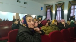 Жергілікті тұрғындар шенеуніктермен кездесуде отыр. Ақжайық ауылы, Батыс Қазақстан облысы, 11 наурыз 2020 жыл.