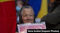 O femeie protestează împotriva vaccinării obligatorii