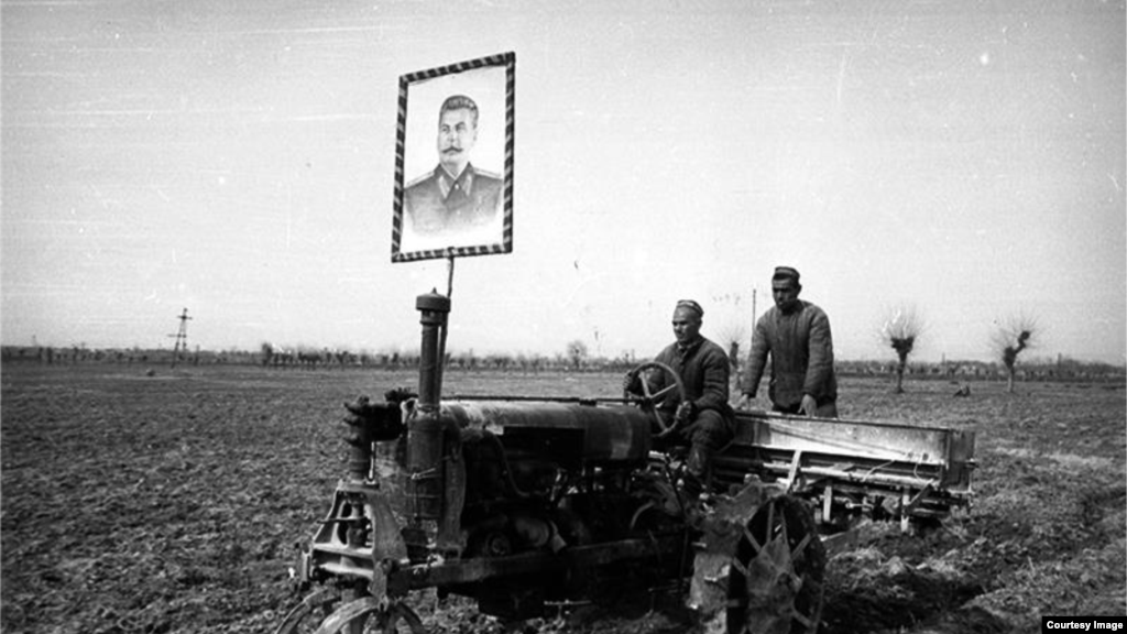 100 yıl evelsi Özbekistan nasıl bir yer edi? Fotoressam Maks Penson memleketniñ fotoresimlerini yapıp, traktorlar peyda olğanını kösterdi