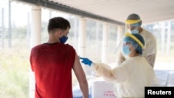 Коронавируска каршы эмдөө учуру. Иллюстрациялык сүрөт.