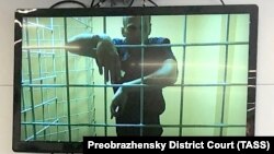 Алексей Навални, заснет на екран по време на съдебно изслушване през юни