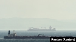 Грузовые суда в море