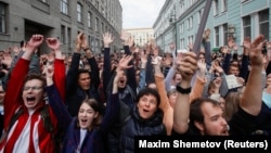 Тези избори бяха предшествани от вълна от протести в Москва заради отказа на властите да регистрират опозиционни кандидати.