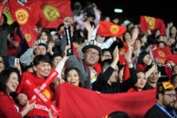 Кыргызстан курама командасынын күйөрмандары.