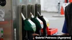 Prețul carburanților ar trebui să scadă în perioada următoare, după ce Guvernul susține că a obținut un acord din partea operatorilor economici din domeniu. 