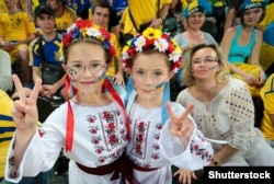 Донецьк, 15 червня 2012 року. Юні вболівальниці за Національну збірну України з футболу під час «Євро-2012 » на стадіоні «Донбас Арена»