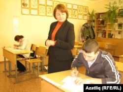 Әлфия Гайсина укучыларга сорауларга ничек төгәл җаваплар язарга кирәклеген аңлата
