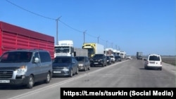 Очередь из автомобилей на въезде в аннексированный Крым со стороны оккупированной части Херсонской области, 15 апреля 2025 года