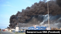Пожежа на одному із підприємств Мукачева, що виникла внаслідок російського повітряного удару. Закарпаття, Україна. 21 серпня 2025 року