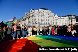 Mii de oameni au protestat împotriva noii legi.