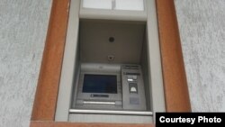 Фото автора. Перший і єдиний працюючий банкомат у Торезі на «Центральному поселенні» – південній околиці міста