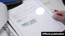 Адвокат Раян Вробелдин колу коюлган документтин сүрөтү