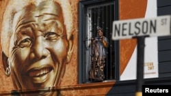 عکس نقاشی شده نلسون ماندیلا در یک دیوار