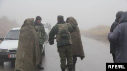 Чек арачылар, Аксы району