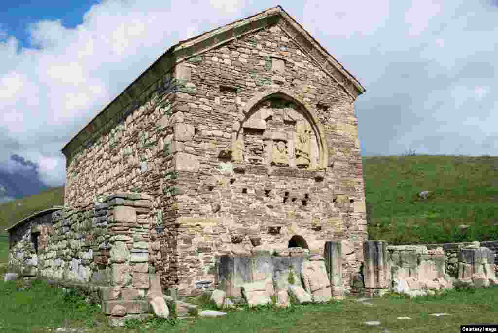 Тхаба-Ерды &ndash; один из старейших христианских храмов на территории России. Его датируют VIII &ndash; IX веками. Впрочем, перестраивали и ремонтировали его сотни лет &ndash; даже после того, как культурное влияние Грузии ослабло и местные жители вернулись в язычество. Здесь совершали жертвоприношения и проводили обряды вызова дождя. Есть разные версии трактовки названия Тхаба-Ерды &ndash; "Храм святого Фомы", "Храм двух тысяч святых" и даже "Храм глаза бога"