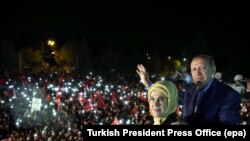 Президент Эрдоган жубайы менен эл алдында.
