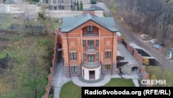 У декларації Горащенкова будинок значиться як об’єкт незавершеного будівництва, але недобудом його не назвеш