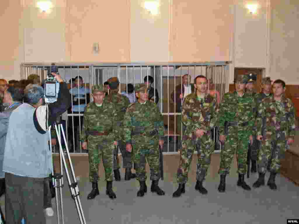 На скамье подсудимых оказались 25 человек. Из них 17 было арестовано, а 8 находились под подпиской о невыезде.  - На скамье подсудимых оказались 25 человек. Из них 17 было арестовано, а 8 находились под подпиской о невыезде. Все обвинялись в участии в массовых беспорядках и неподчинении властям. 