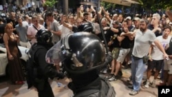 Žandarmerija razdvaja demonstrante od pristalica vladajuće Srpske napredne stranke u Beogradu, 13. avgust 2025. 