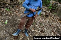 Nu doar pădurile au suferit sub conducerea lui Bolsonaro. Rezervele minerale, mai ales aurul, au fost exploatate ilegal. Aceste mine au fost menținute deschise prin violență.