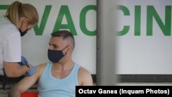 Campania de vaccinare din România pare a se îndrepta către un eșec. În acest context, administrarea unei a treia doze de vaccin încă din toamna aceasta pare improbabilă. 