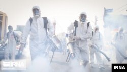 ارشیف، روغتیايي کارکوونکي د دوا پاشلو پر مهال.