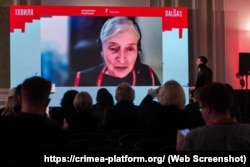 Выступление Марты Енкала, преподавателя украинского языка в Университетском колледже Лондона, на церемонии вручения премии за популяризацию украинского и крымскотатарского языков Хвиля / Dalğa. Киев, 6 октября 2025 года