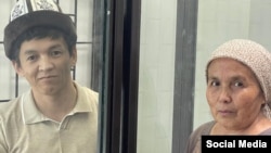 Жоомарт Карабаев жана апасы Дамира Карабаева сот залында. Сүрөт "Кылым шамы" уюмуна таандык. 
 