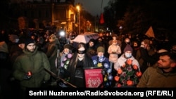 Учасники тримали плакати, принесли з собою лампадки, пластикові квіти та вінки