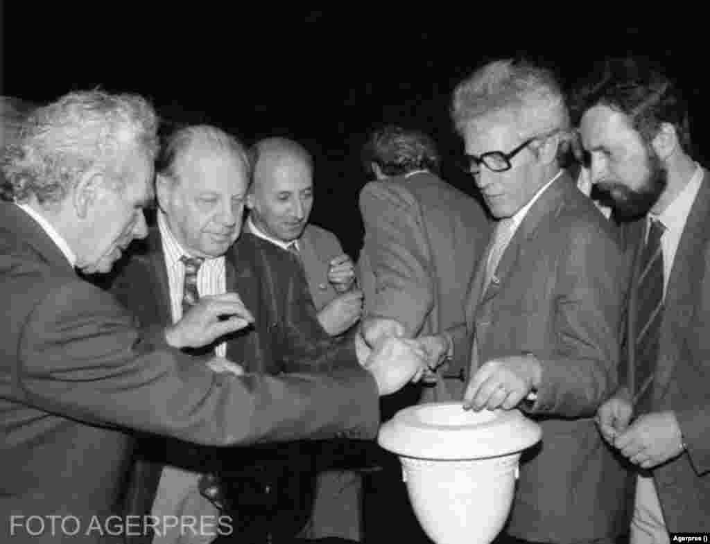 Cele mai importante legi adoptate în legislatura 1992-1996: &nbsp; Legea privind combaterea violenței în familie (Legea nr. 61/1993), Legea pentru ratificarea Convenției Europene a Drepturilor Omului (Legea nr. 69/1994), Legea investițiilor străine (Legea nr. 105/1994), Legea Rezervaţiei Biosferei "Delta Dunării" (Legea 82/1994), Legea apărarii naționale a României (Legea nr. 45/1994). În imagine, vot cu bile în Parlament, în 1992. 