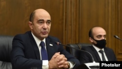 «Լուսավոր Հայաստան»-ի առաջնորդ Էդմոն Մարուքյանը և պատգամավոր Տարոն Սիմոնյանը ճեպազրույցի ժամանակ, արխիվ