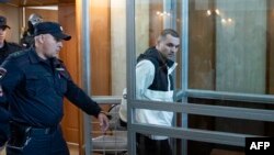 Блек се изјасни за невин, но призна дека ја удрил жената откако таа пијана го нападнала