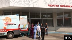 Снимката е илюстративна. Лекари приемат пациент в педиатричното отделение на болница "Пирогов".