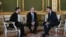 Președintele ucrainean Volodimir Zelenski (s), premierul britanic Keir Starmer (c) și președintele francez Emmanuel Macron (s) în timpul unui summit la Londra pe 2 martie.