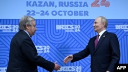 Президент Росії Володимир Путін (справа) вітає Генерального секретаря ООН (ООН) Антоніу Гутерріша під час їх двосторонньої зустрічі на полях саміту БРІКС у Казані 24 жовтня 2024