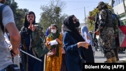 شماری از فعالان حقوق زن در یک راهپیمایی اعتراضی در کابل