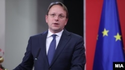 Илустрација, еврокомесарот Оливер Вархеји во Скопје