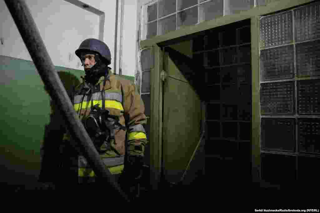 Рятувальник на вході в будівлю