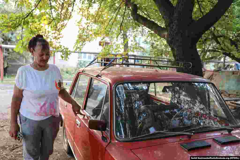 Наталія, яка працює в місцевому ЖКГ, показує своє авто, на якому виїхала з Торецька. Зараз перед нею стоїть питання: «куди їхати далі?»