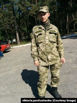 Богдан Пантюшенко мобілізувався у 1-шу танкову бригаду у 2014 році. 18 січня 2015-го він потрапив у полон поблизу Донецького аеропорту