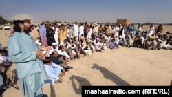 د ډومېل یو اوسېدونکی د نومبر پر ۲۶مه جرګې ته وینا کوي.